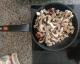 Foto del paso 2 de la receta: Tallarines con chorizo y champiñones