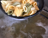 Foto del paso 2 de la receta: Pasta con salsa de anacardos y cebolla tierna, y almejas al ajillo. Vegetariana 🌱 o no