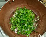 A picture of step 2 of Hari Pyaaz Aloo Methi.