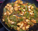 Foto del paso 5 de la receta: Pechuga de pollo con judías (bajocas)