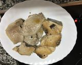 Foto del paso 5 de la receta: Escabeche suave de atún rojo y escalopines de cerdo
