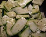 Foto del passaggio 1 della ricetta Pasta zucchine pomodorini e gamberetti