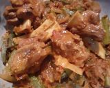 A picture of step 3 of Bhindi gosht.