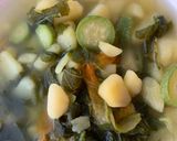 Foto del passaggio 6 della ricetta Minestra tiepida di patate, zucchine, tenerumi e fiori
