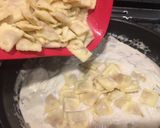 Foto del paso 5 de la receta: Ravioli relleno de queso con pollo y champiñones en salsa de ajo