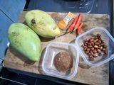 Rujak mangga bumbu kacang
