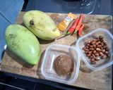 Foto langkah ke 1 dari resep Rujak mangga bumbu kacang.