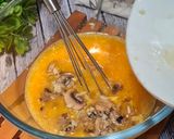 Foto langkah ke 3 dari resep Omelet Jamur Tomat.