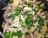 Foto del paso 1 de la receta: Pastel de calabacín, pollo, bacon y espinacas 😍😍