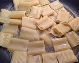 Foto del passaggio 9 della ricetta Paccheri con pesce, peperoni corno e olio aromatizzato con menta e basilico