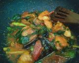 Foto langkah ke 6 dari resep Ayam Woku Kemangi.