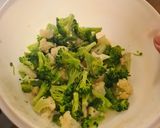 Foto langkah ke 5 dari resep Baked Potatoes with Broccoli and Cheese.