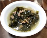 Hình bước làm 3 của món Canh rong biển nấu thịt bò (công thức chuẩn Hàn Quốc)