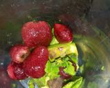 A picture of step 2 of Strawvocado smoothie.
