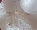 Foto langkah ke 2 dari resep Bolu kukus Semangka.