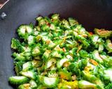 A picture of step 3 of Karela and Aloo Crispy Fry.