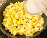 Foto del paso 3 de la receta: Pastel rústico al Limoncello con manzana caramelizada