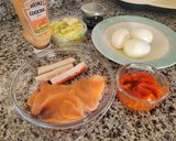 Foto del paso 1 de la receta: Huevos rellenos de salmón y palito de mar en un plis plas