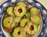 Foto del paso 4 de la receta Tostadas con tomate, aguacate y levadura de cerveza