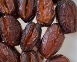 صورة لخطوة 1 من وصفة تمر محشي بالمكسرات مغطى بالشكولاتة 🍫