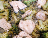 Foto del paso 3 de la receta: Pechuga de pollo con brócoli en salsa de limón