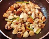 Foto del paso 5 de la receta Revuelto de ajetes, setas variadas y gambas