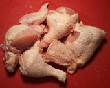 Foto del paso 1 de la receta: Cazuela de pollo encebollado al horno, con patatas y majado de higadillos
