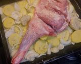Foto del paso 4 de la receta: Paletilla de cordero al horno con patatas y cebolla