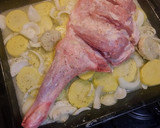 Foto del paso 4 de la receta: Paletilla de cordero al horno con patatas y cebolla