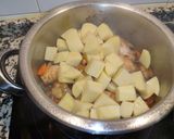 Foto del paso 9 de la receta: Guisado de muslitos de pollo con patatas