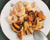Foto del paso 2 de la receta: Croquetas  de Mejillones con Langostinos y  Gamba  blanca