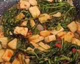 Foto langkah ke 6 dari resep Tumis Kangkung Tahu Pedas.