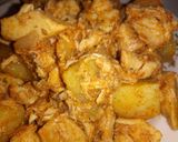 Hagymás csirkekockák héjában főtt burgonyával - egytál recept fázis 4 fotója