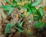 Hình bước làm 2 của món Ếch kho hành tây rau răm