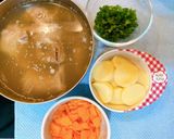 รูปขั้นตอนการทำที่ 1 ของ ข้าวต้มกระดูกหมูทรงเครื่องเรื่องเยอะ🐷🥕