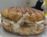 Foto del paso 9 de la receta: Sándwich🥙de cebolla caramelizada🧅queso🧀y miel🧅🧀🍯