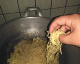 Foto langkah ke 4 dari resep Mie tumis bakso.