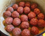 Foto del paso 2 de la receta: Albóndigas de carne en salsa de tomate