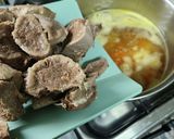Foto del paso 3 de la receta: Ensalada rústica de papitas zanahorias y lengua