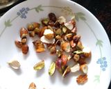 A picture of step 2 of Spinach Oats Halwa.