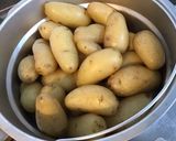 Une image de l'étape 2 de Pommes de terre « fracassées » au thym du jardin et parmesan.