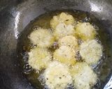 A picture of step 3 of Methi mathri.