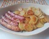 Foto del paso 4 de la receta: Salchichas frescas al vino con patatas en su salsa