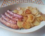 Foto del paso 4 de la receta: Salchichas frescas al vino con patatas en su salsa