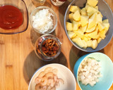 Foto del paso 1 de la receta: Patatas guisadas con calamares, gambas y setas ❤️