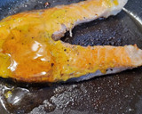 Foto del paso 2 de la receta: Salmón a la plancha con mostaza y miel