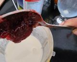 A picture of step 2 of اسٹرابیری ملک شیک.