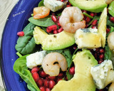 Foto del paso 9 de la receta: Ensalada de espinacas con granada, aguacate, gambas y gorgonzola