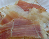Foto del paso 4 de la receta: Tostada de queso azul, pera y jamón