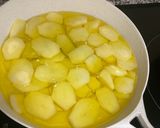 Foto del paso 2 de la receta: Tortilla de patata con cebolla caramelizada y queso de cabra